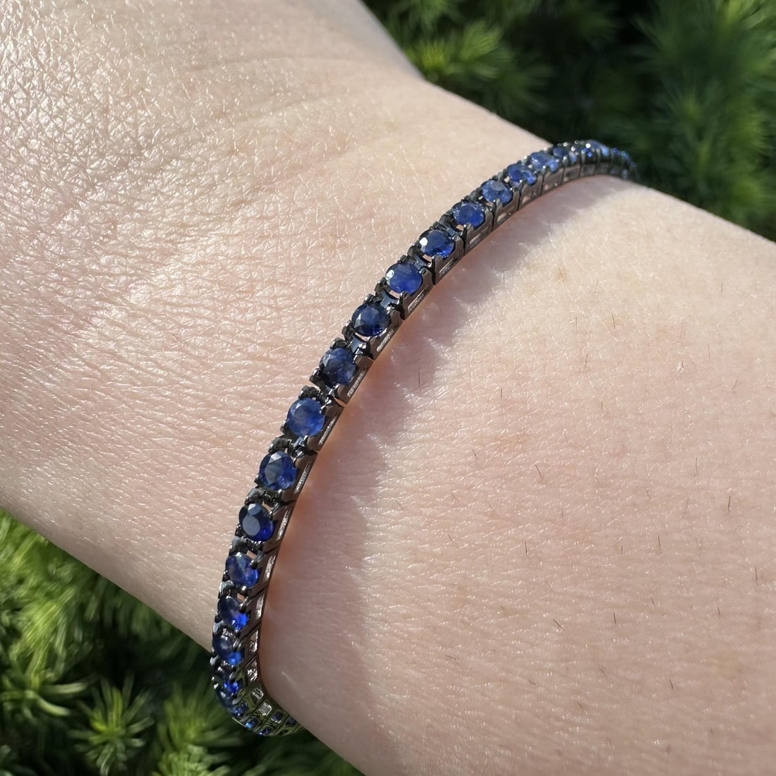 18k White Gold Sapphire Tennis Bracelet Black Rhodium 3.1ctw: 18k White Gold Sapphire Tennis Bracelet Black Rhodium 3.1ctw This unbranded tennis bracelet features 53 natural round brilliant cut sapphires with a combined weight of 3.10 carats, showcasing a rich b