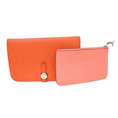 Hermes Dogon GM Wallet Capucine Veau Crispe Togo France: Hermes Dogon GM Wallet Capucine Veau Crispe Togo France Hermes Dogon GM wallet in Capucine Veau Crispe Togo leather. Made in France and produced in 2016, this wallet features a structured interior wit