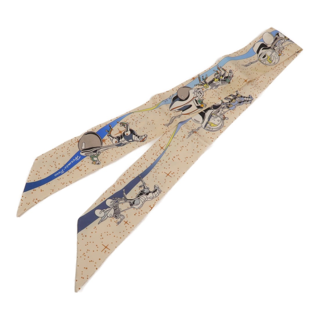 Hermes silk Twilly beige blue scarf: Hermes silk Twilly beige blue scarf This Hermes Twilly scarf is crafted from silk in a beige and blue color scheme. Designed for women, it features a classic scarf style and is made in France. The ite