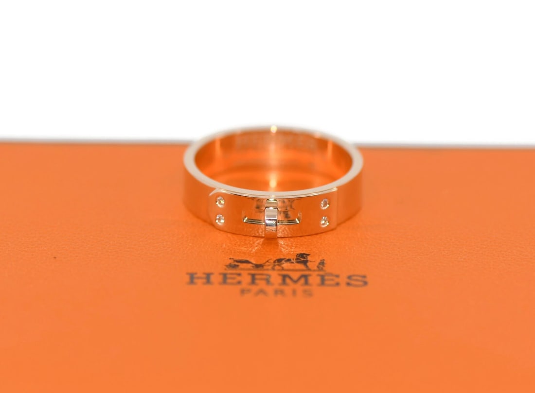 Hermes Kelly 18K Rose Gold Diamond Ring Size 56 Authentic: Hermes Kelly 18K Rose Gold Diamond Ring Size 56 Authentic This exquisite Hermes Kelly ring features a stunning 18K rose gold design, elegantly adorned with a brilliant diamond. With a width of 5mm and