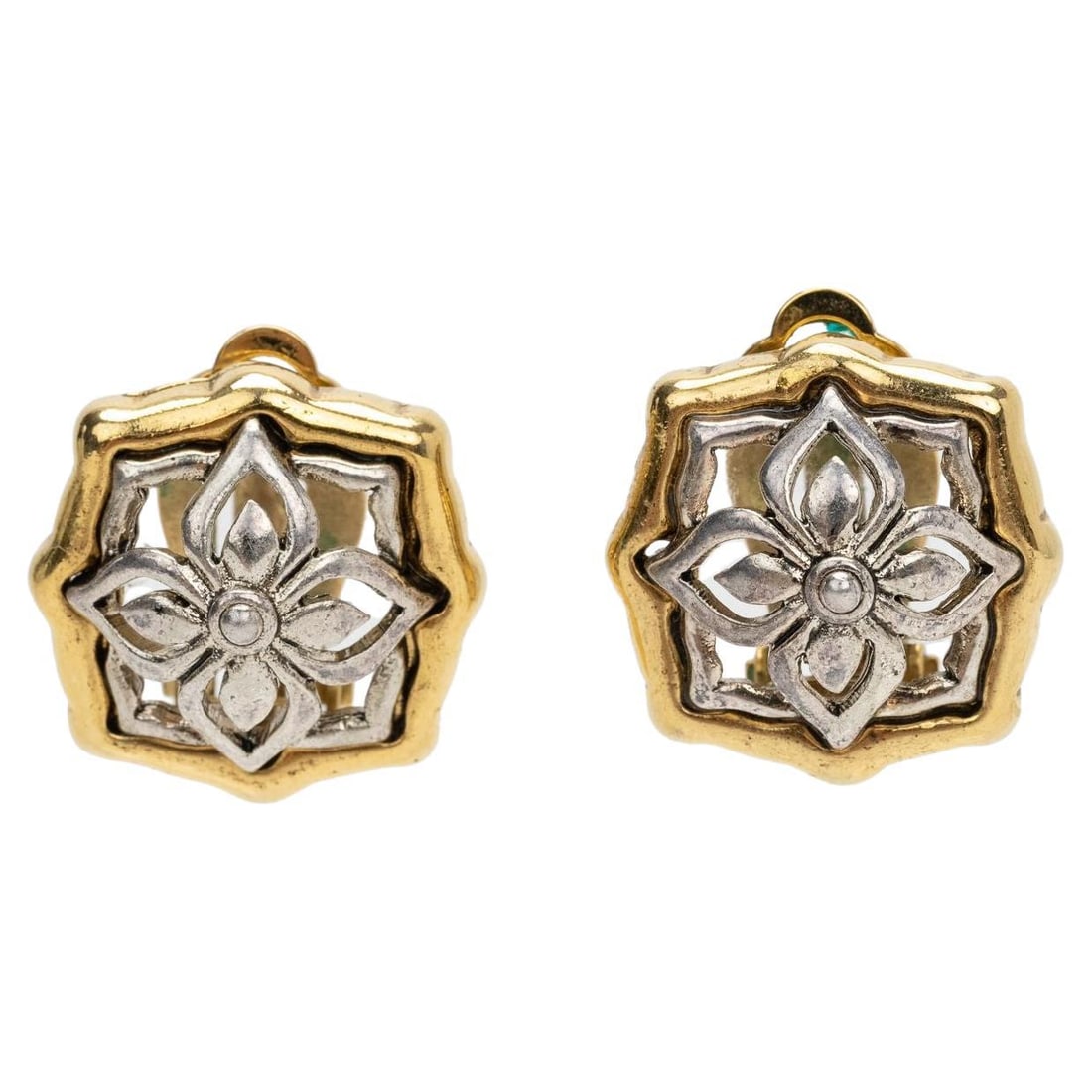 Oscar de La Renta Vintage Gold Silver Flower Clip-On Earrings 1980s: Oscar de La Renta Vintage Gold Silver Flower Clip-On Earrings 1980s These stunning Oscar de La Renta Clip-On Earrings feature a beautiful silver flower at the center, elegantly framed in gold. Designe