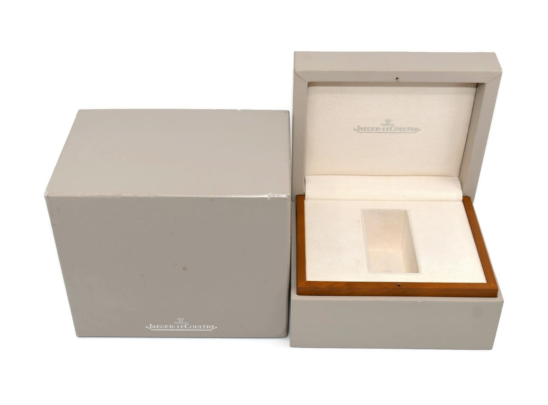 Jaeger-LeCoultre presentation box single 7x6x5 inches: Jaeger-LeCoultre presentation box single 7x6x5 inches This is a pre-owned Jaeger-LeCoultre presentation box designed for a single watch. Made in Switzerland, the box measures 7 x 6 x 5 inches. Please 