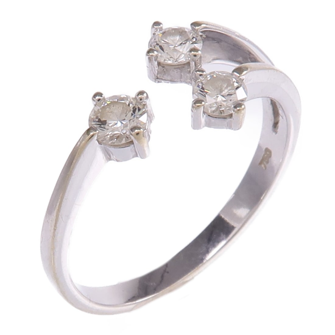 Diamond White Gold Ring in 18K Size 6.5: Diamond White Gold Ring in 18K Size 6.5 This elegant ring features a sparkling diamond set in 18K white gold. Designed in a classic style, it is sized for a US 6.5 finger and showcases a clear frame c