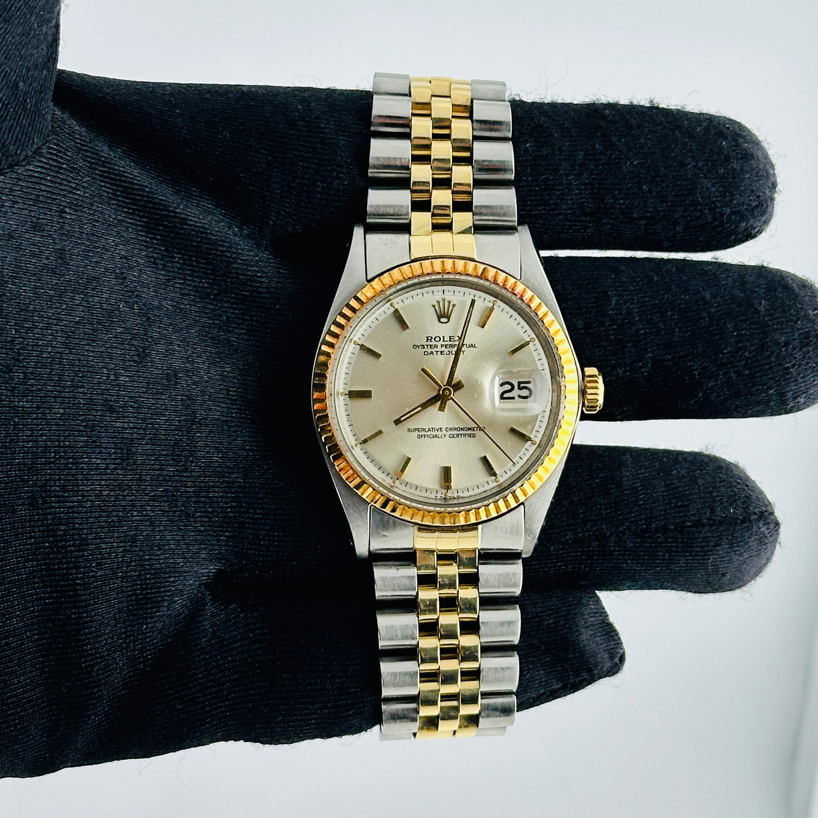 Rolex Datejust 1601/3 Mens Fluted Bezel Jubilee Bracelet: Rolex Datejust 1601/3 Mens Fluted Bezel Jubilee Bracelet This Rolex Datejust features a silver and gold stick dial, complemented by a fluted bezel and mounted on a D-Link Jubilee bracelet. The watch i