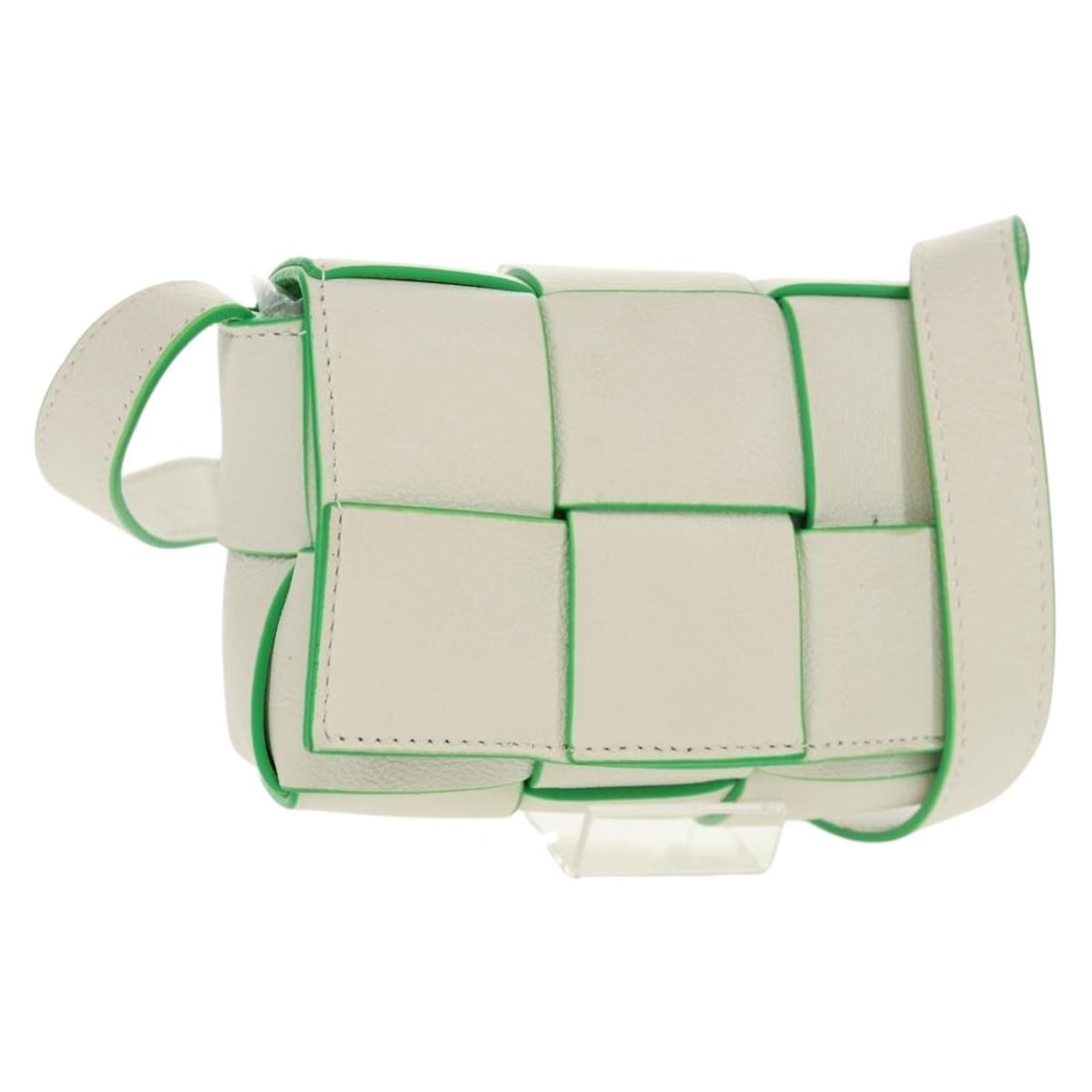 Bottega Veneta Cassette Shoulder Bag Maxi Intrecciato Leather White Green: Bottega Veneta Cassette Shoulder Bag Maxi Intrecciato Leather White Green Bottega Veneta Maxi Intrecciato Cassette shoulder bag in white and green leather. Made in Italy, this women's bag includes a d