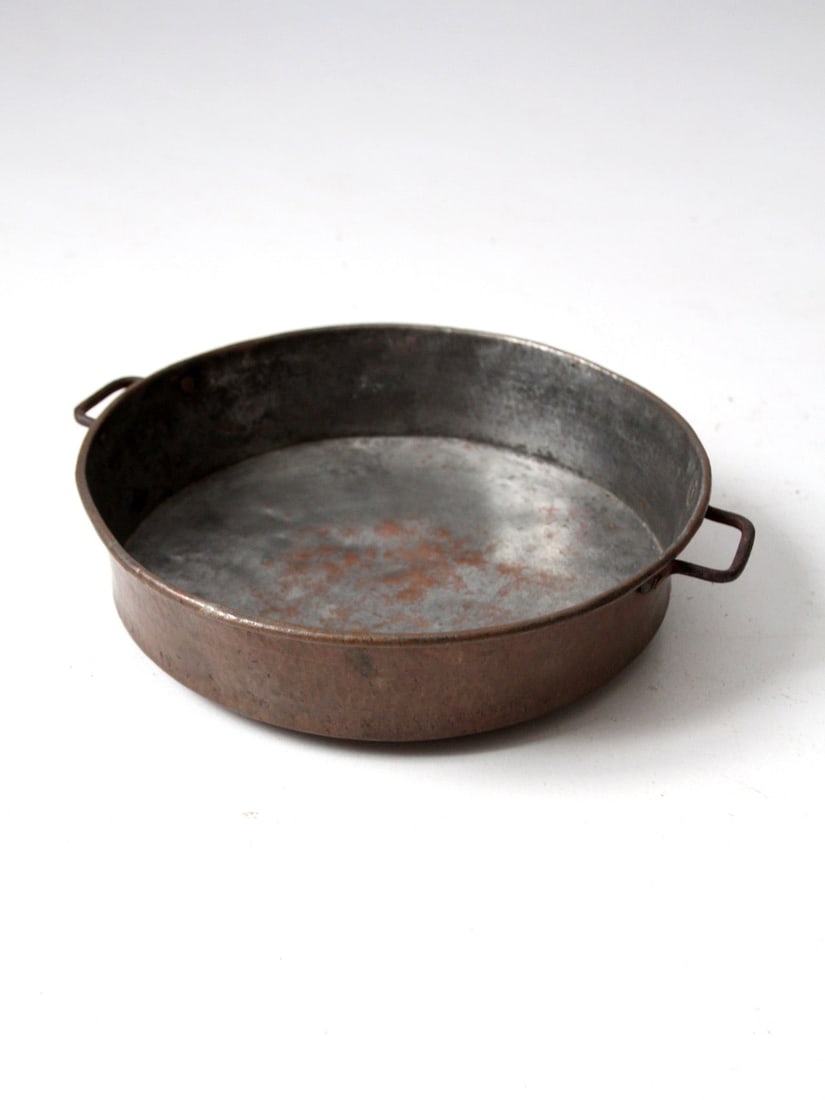 Antique Hammered Copper Braising Pan with Iron Handles: Antique Hammered Copper Braising Pan with Iron Handles This antique hammered copper braising pan showcases a beautifully moulded design, featuring sturdy iron handles and an aged tin lining. Its exqui