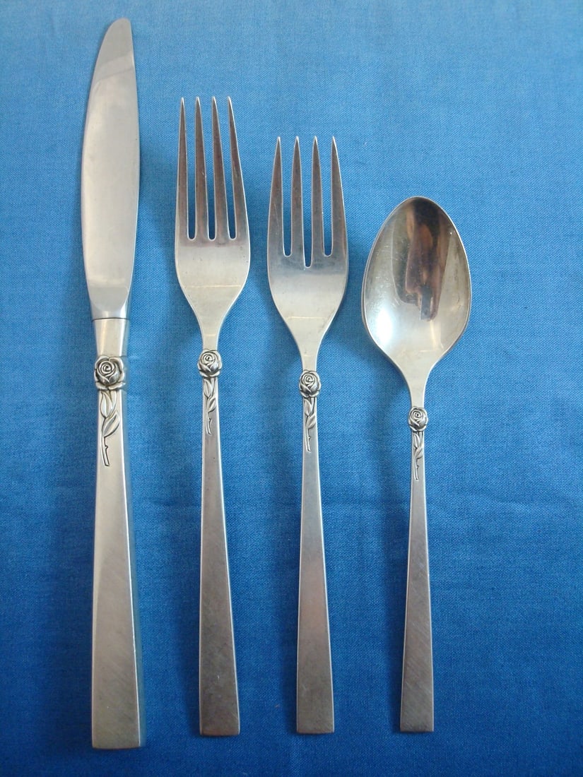 Dawn Rose International Sterling Silver Flatware Set 24 Pieces with Caddy: Dawn Rose International Sterling Silver Flatware Set 24 Pieces with Caddy This exquisite 24-piece flatware set, known as Dawn Rose, is crafted from high-quality sterling silver and features a stunning