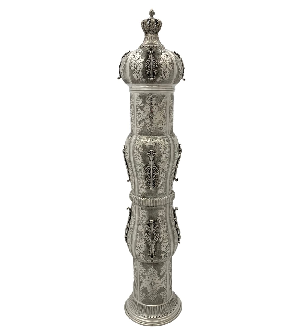 Handmade 925 Sterling Silver Leaf Applique Megillah Holder: Handmade 925 Sterling Silver Leaf Applique Megillah Holder This exquisite 925 Sterling Silver Megillah Holder showcases a stunning blend of artistry and craftsmanship. Handmade in Turkey, it features 
