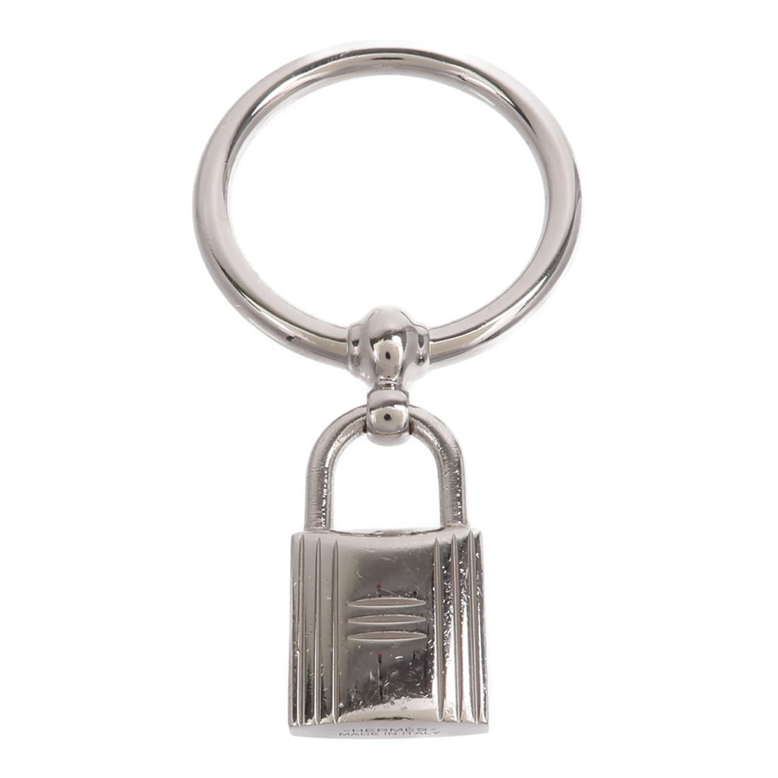 Hermes silver metal scarf ring PHW: Hermes silver metal scarf ring PHW This HERMES scarf ring features a sleek silver-tone finish and is crafted from metal. Designed for women, it is a stylish accessory ideal for elegantly securing scar