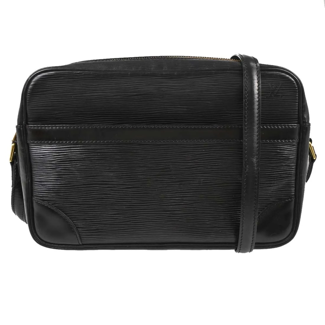 Louis Vuitton Trocadero black leather shoulder bag: Louis Vuitton Trocadero black leather shoulder bag Louis Vuitton Trocadero in black leather with a structured silhouette and shoulder strap. This pre-owned bag is in good condition, showing light wear