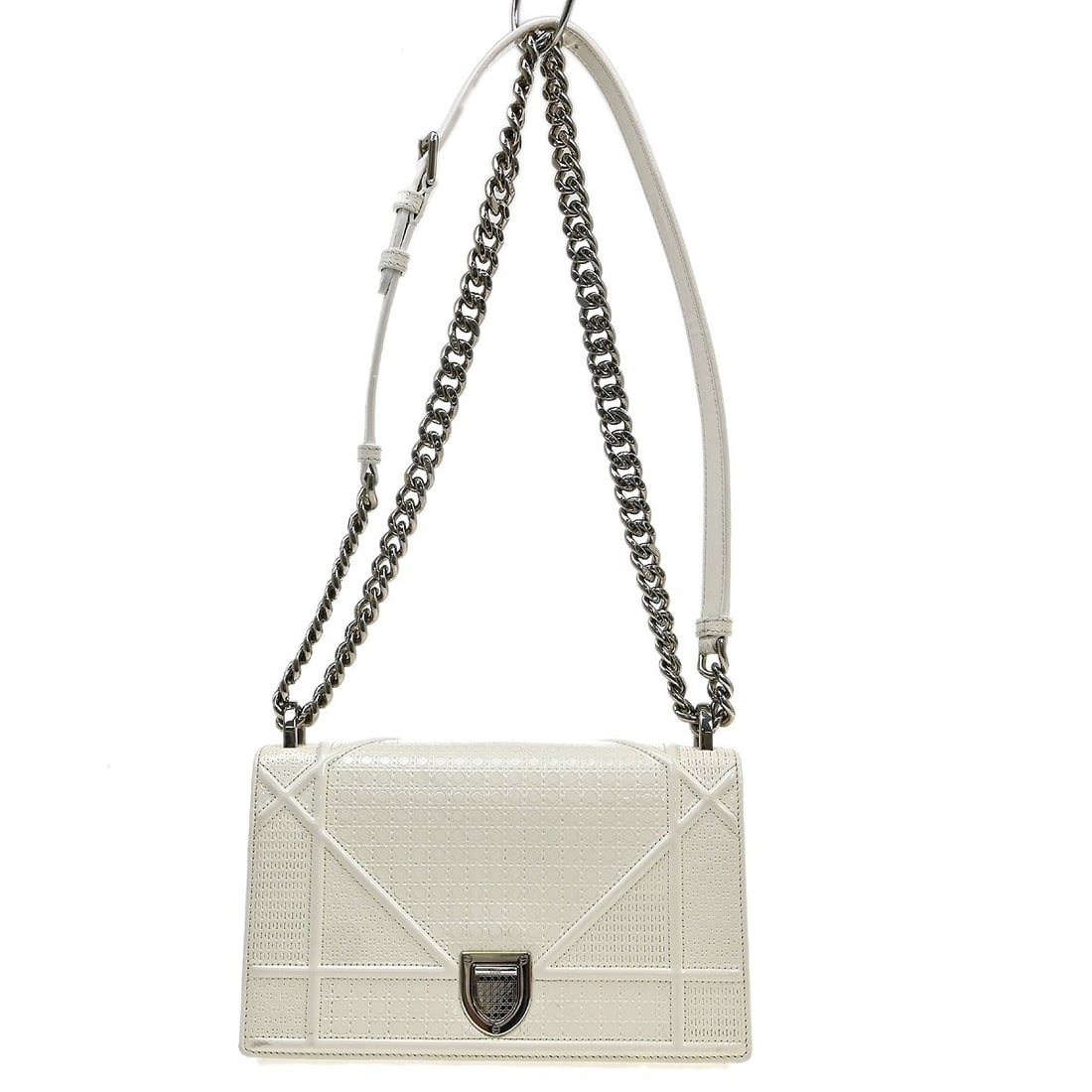 Dior Malice white patent leather shoulder bag for women: Dior Malice white patent leather shoulder bag for women Vintage Christian Dior Diorama shoulder bag in white patent leather with a black lining and an inner pocket. This small shoulder bag features a 