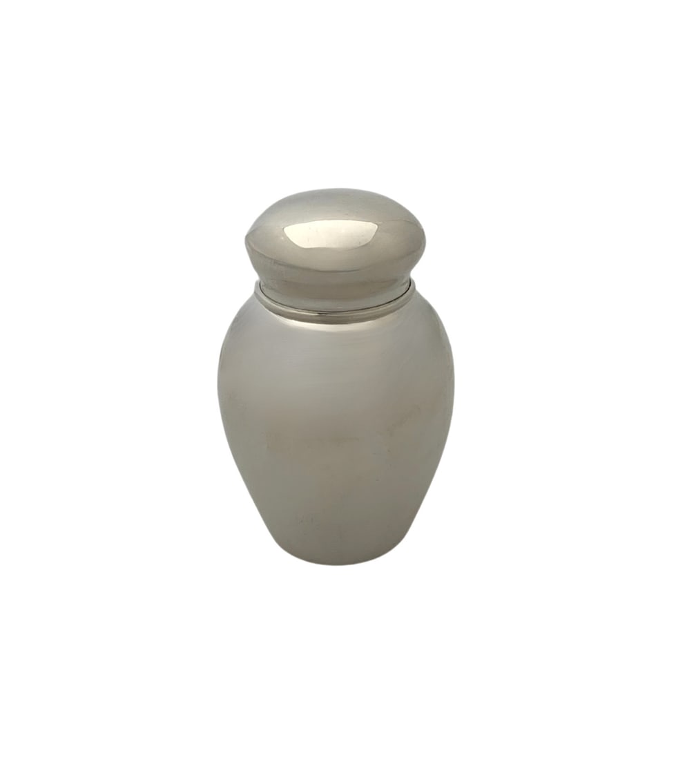 Antique 925 Sterling Silver Besamim Holder Handmade Sleek Design: Antique 925 Sterling Silver Besamim Holder Handmade Sleek Design This exquisite antique box is crafted from 925 sterling silver and serves as a Besamim holder. The handmade design features a sleek and