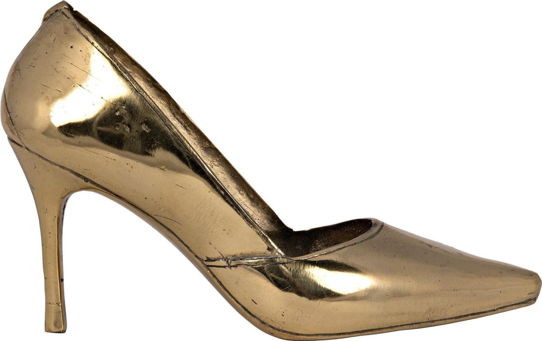Victorian Style Brass Heel Sculpture by Noir: Victorian Style Brass Heel Sculpture by Noir This stunning vintage-style heel sculpture is crafted from a durable metal alloy and finished in antique brass, making it a charming decorative piece for a