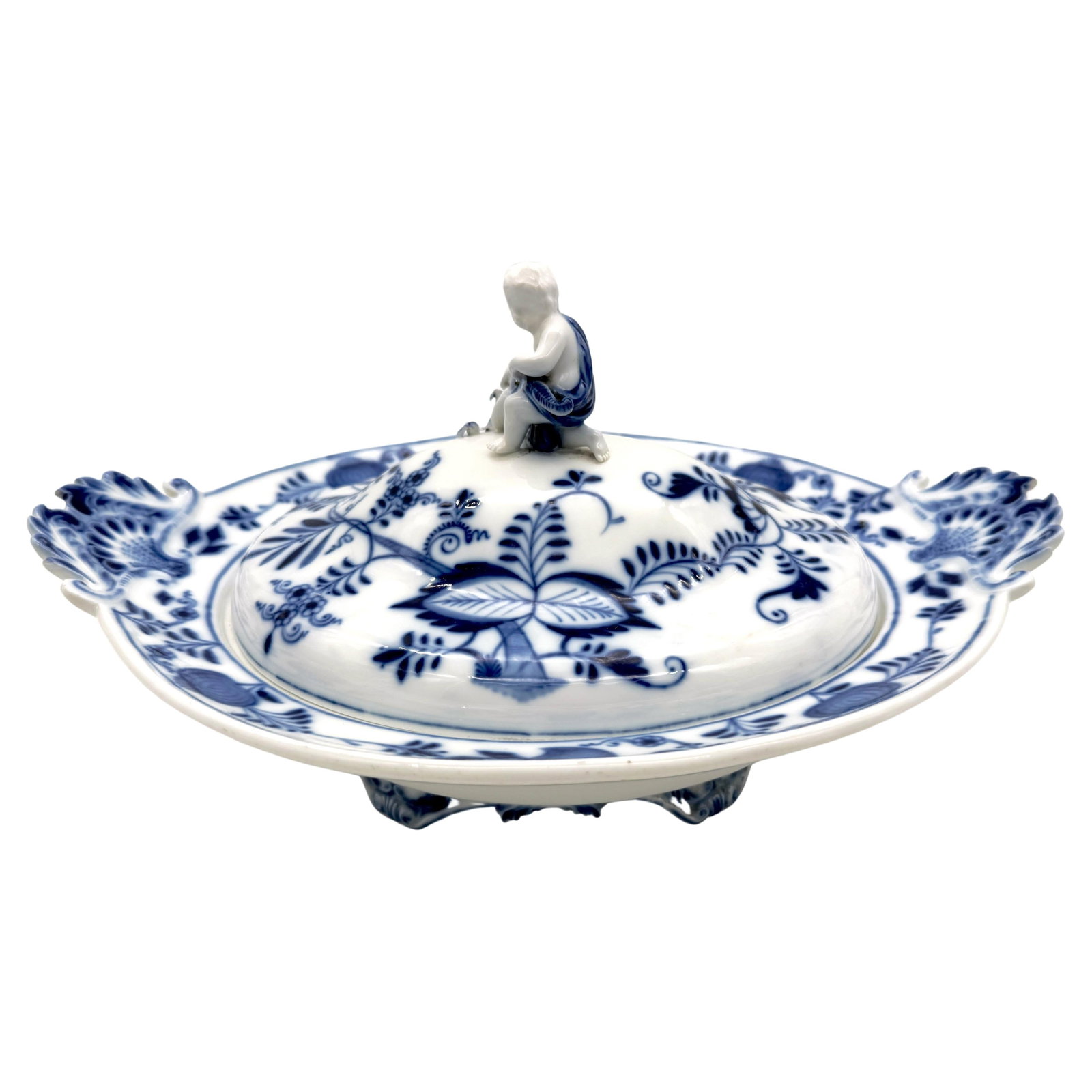 19th Century Meissen Blue Onion Figural Scalloped Oval Tureen: 19th Century Meissen Blue Onion Figural Scalloped Oval Tureen Discover the exquisite Meissen Blue Onion Figural Scalloped Oval Tureen, a stunning representation of 19th-century German porcelain crafts