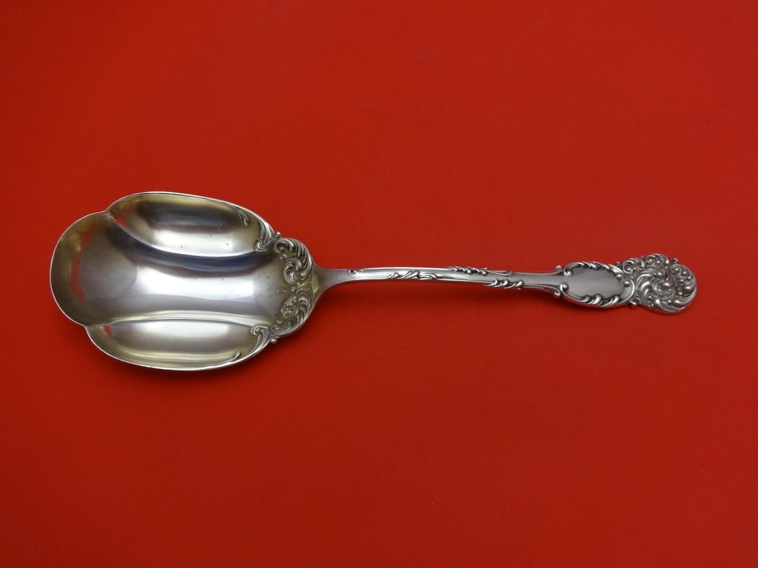 Reed & Barton La Reine Sterling Silver Berry Spoon 9 Light Gold Wash: Reed & Barton La Reine Sterling Silver Berry Spoon 9 Light Gold Wash This exquisite serving spoon, known as the La Reine pattern, is crafted from high-quality sterling silver and features a light gold