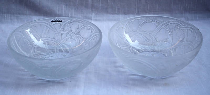 Large Lalique Art Deco Bowls Pair Signed 1977 Clear Glass: Large Lalique Art Deco Bowls Pair Signed 1977 Clear Glass This exquisite pair of large Lalique bowls showcases the elegance of French Art Deco design. Crafted in 1977, these original pieces are made o
