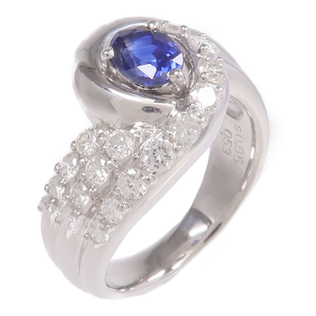 Pt900 Platinum Sapphire Diamond Band Size 5.75: Pt900 Platinum Sapphire Diamond Band Size 5.75 This elegant women's ring features a striking blue sapphire as the main stone, set in high-quality Pt900 platinum. The ring is designed in a classic styl