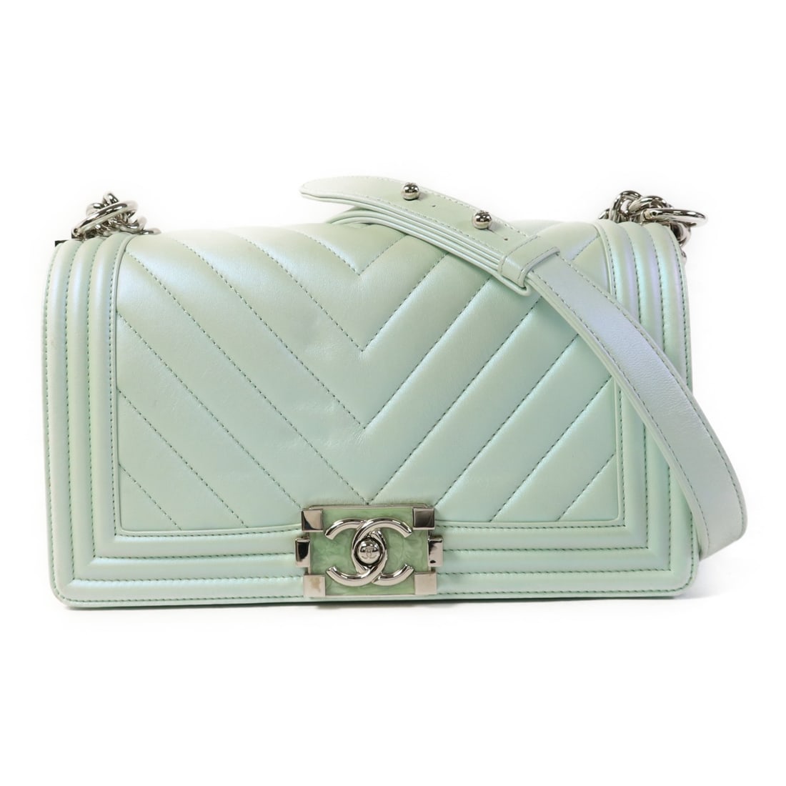 CHANEL Boy 25 Green Calfskin Chain Shoulder Bag: CHANEL Boy 25 Green Calfskin Chain Shoulder Bag This CHANEL Boy 25 chain shoulder bag is crafted from green calfskin leather, featuring signature CC hardware in a silver-tone finish. Designed for wome