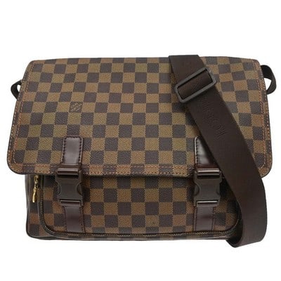 Louis Vuitton Melville Damier Canvas Messenger Bag N51125: Louis Vuitton Melville Damier Canvas Messenger Bag N51125 Vintage Louis Vuitton Melville messenger shoulder bag in Damier canvas with leather trim. This shoulder bag features an exterior zip pocket an