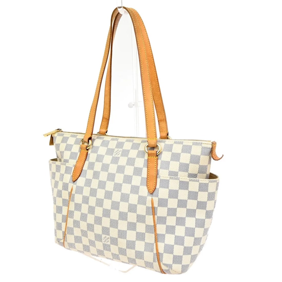 Louis Vuitton Totally white canvas handbag France: Louis Vuitton Totally white canvas handbag France This Louis Vuitton Totally Handbag features the distinctive Damier Azur canvas in white, designed for women. Crafted in France, it offers a spacious i