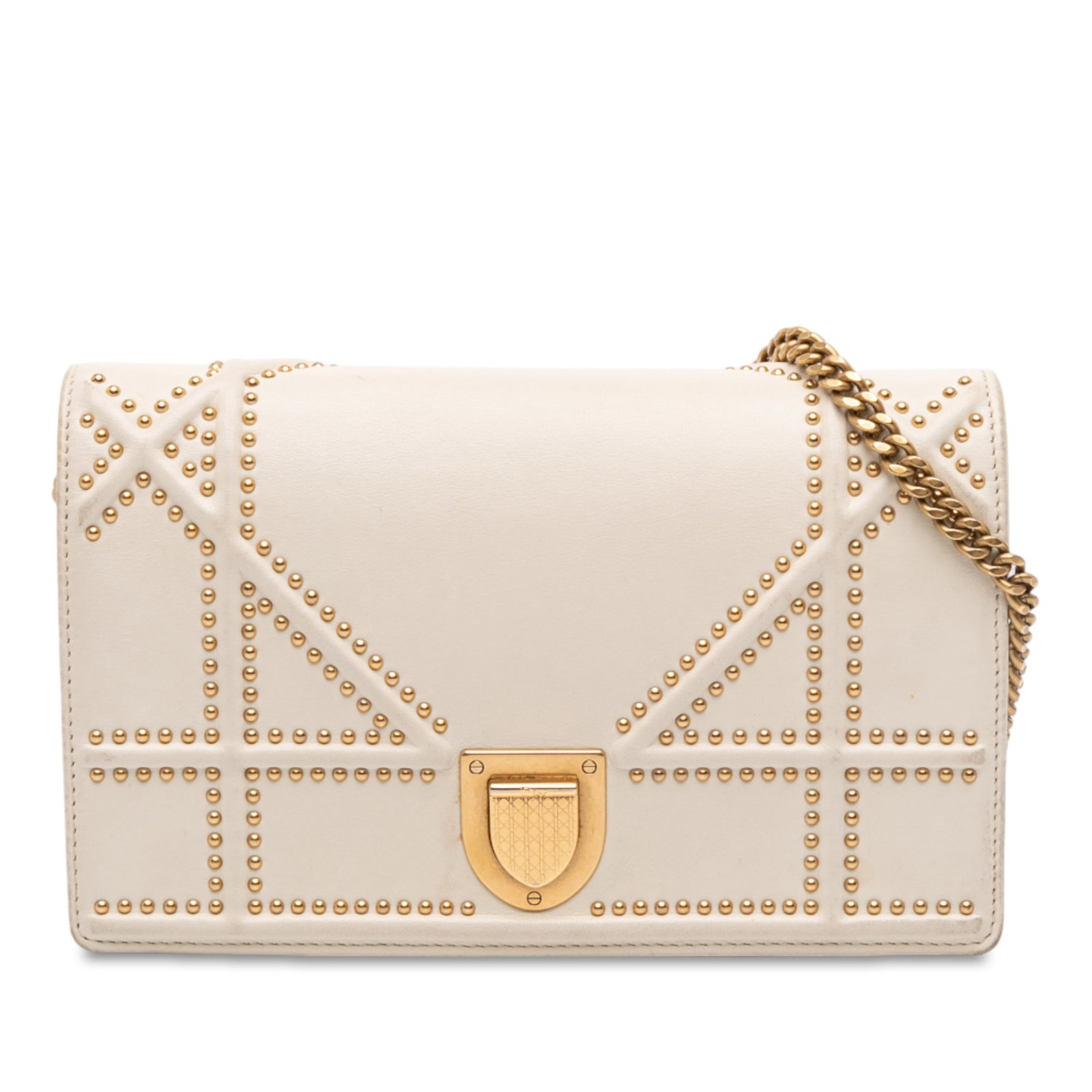 Dior Studded Lambskin Diorama Wallet on Chain White: Dior Studded Lambskin Diorama Wallet on Chain White The Studded Lambskin Diorama Wallet on Chain boasts a sophisticated design with a studded leather body and a stylish chain-link shoulder strap. It f