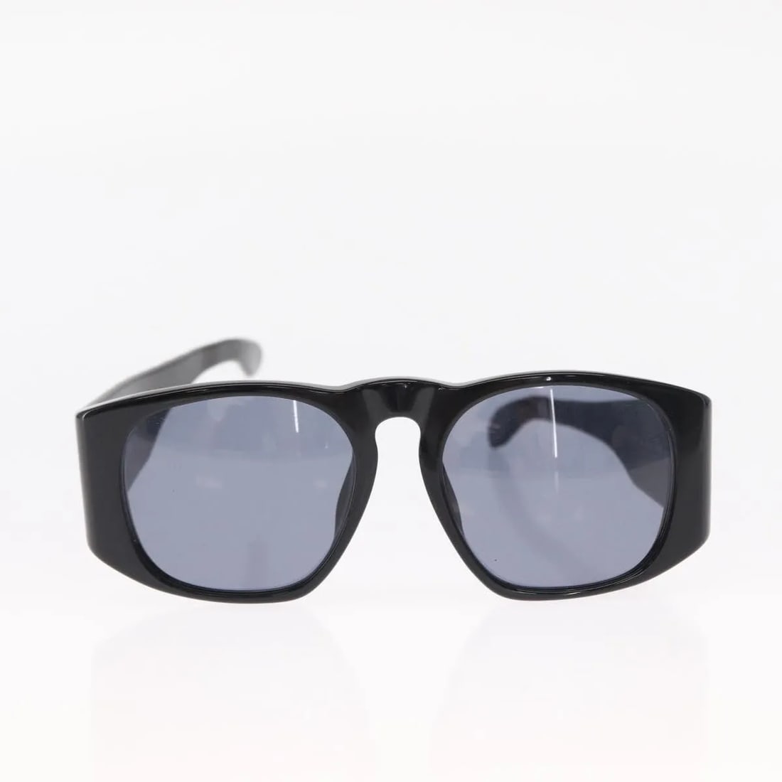 Chanel Logo CC Black Plastic Sunglasses for Women: Chanel Logo CC Black Plastic Sunglasses for Women Pre-owned Chanel Logo CC sunglasses designed for women, featuring black plastic frames with the iconic CC logo. These sunglasses are crafted in Italy 