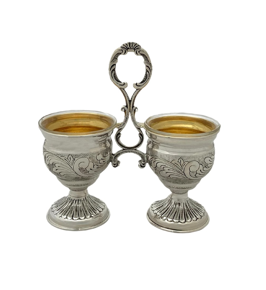 Ornate Handmade 925 Sterling Silver Double Salt Holder with Glass Insert: Ornate Handmade 925 Sterling Silver Double Salt Holder with Glass Insert This exquisite double salt holder is crafted from fine 925 sterling silver, showcasing a beautiful combination of matte and shi