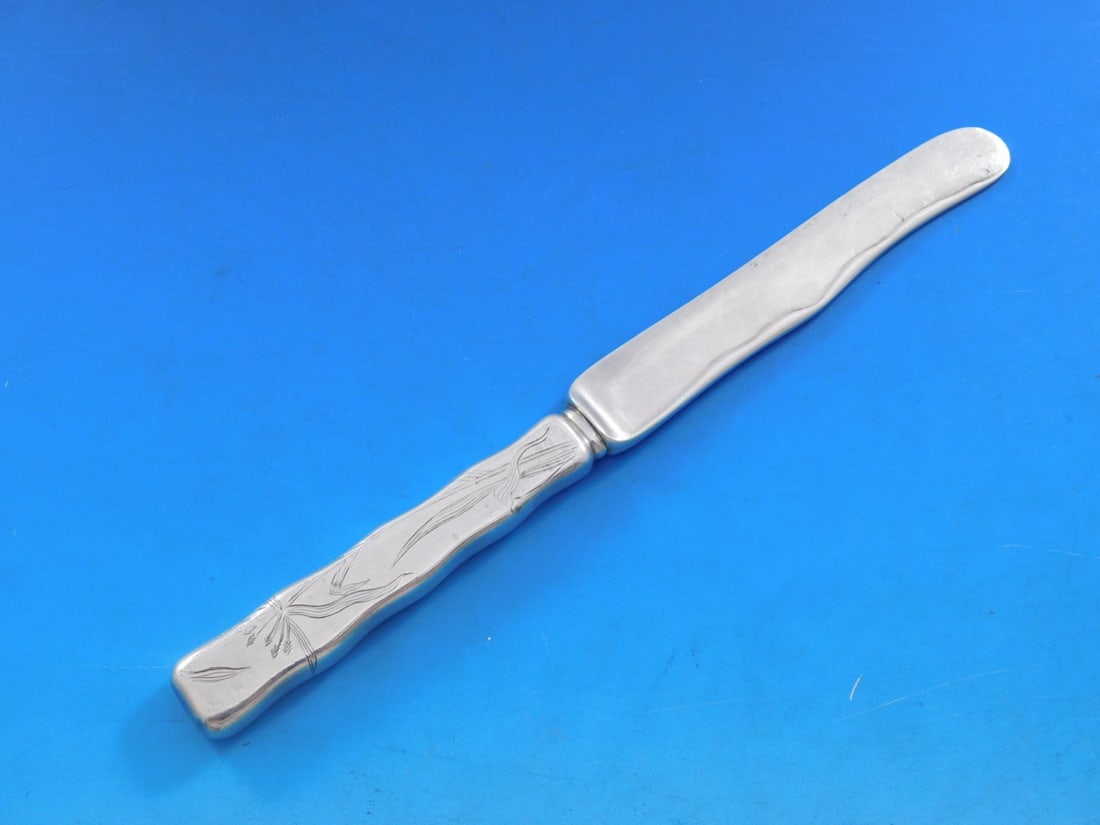 Tiffany Sterling Silver Lap Over Edge Dessert Knife 7.5" Foliage: Tiffany Sterling Silver Lap Over Edge Dessert Knife 7.5" Foliage This exquisite dessert knife from Tiffany & Co. features the elegant Lap Over Edge pattern, showcasing intricate acid etching and a bea