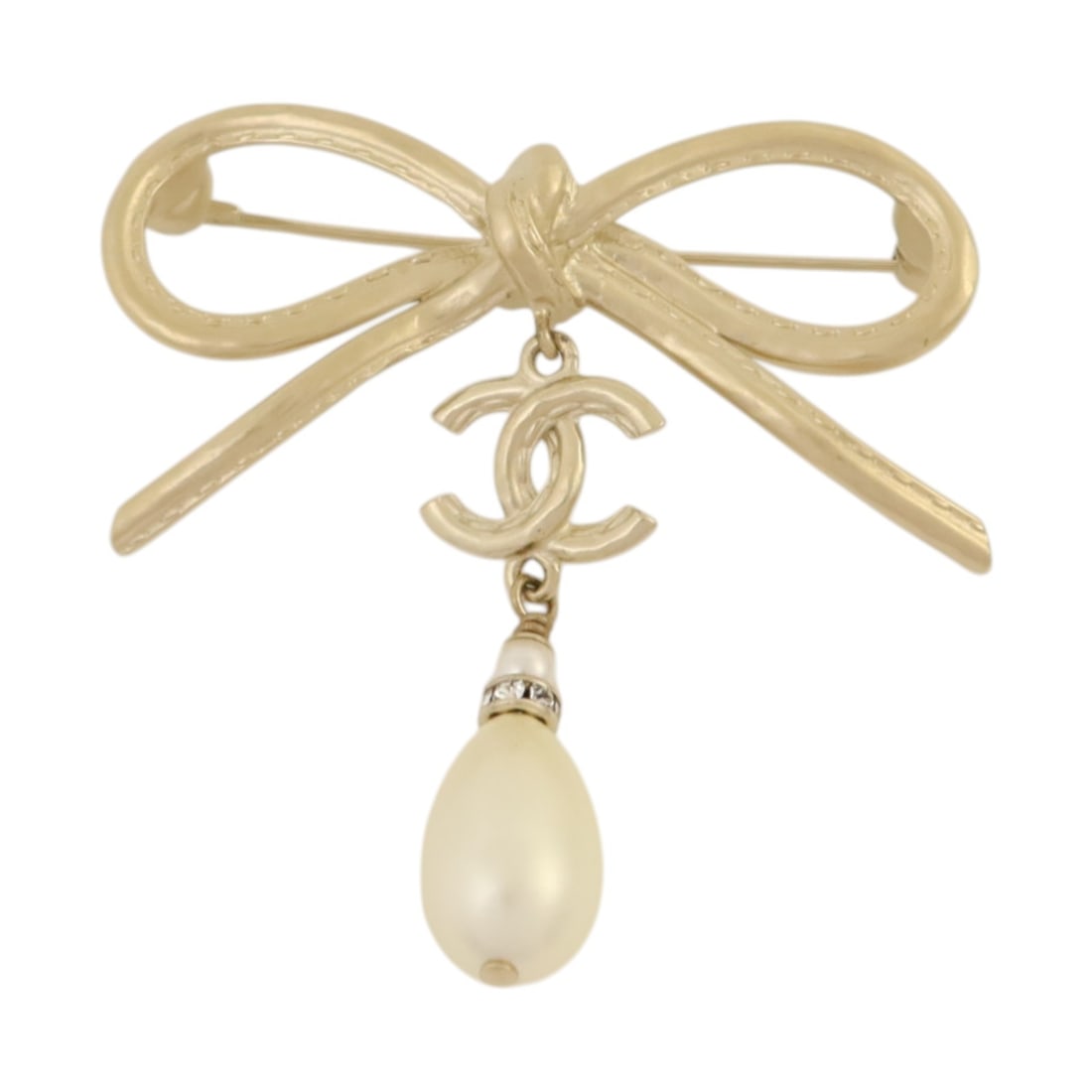 Chanel Gold and White CC Logo Brooch in PVC and Metal: Chanel Gold and White CC Logo Brooch in PVC and Metal This CHANEL CC brooch features a gold and white color scheme and is crafted from PVC and metal. Designed for women, it does not include any stones