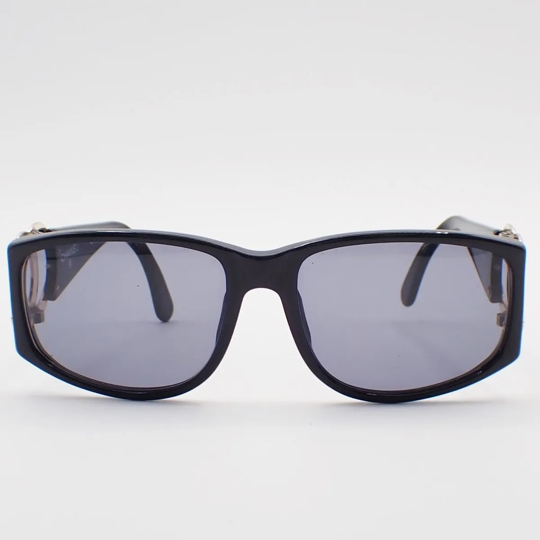 Chanel Logo CC Black Plastic Sunglasses: Chanel Logo CC Black Plastic Sunglasses Black Chanel Logo CC sunglasses crafted from plastic, designed for women. These pre-owned sunglasses feature a classic shape and bear the iconic Chanel CC logo.