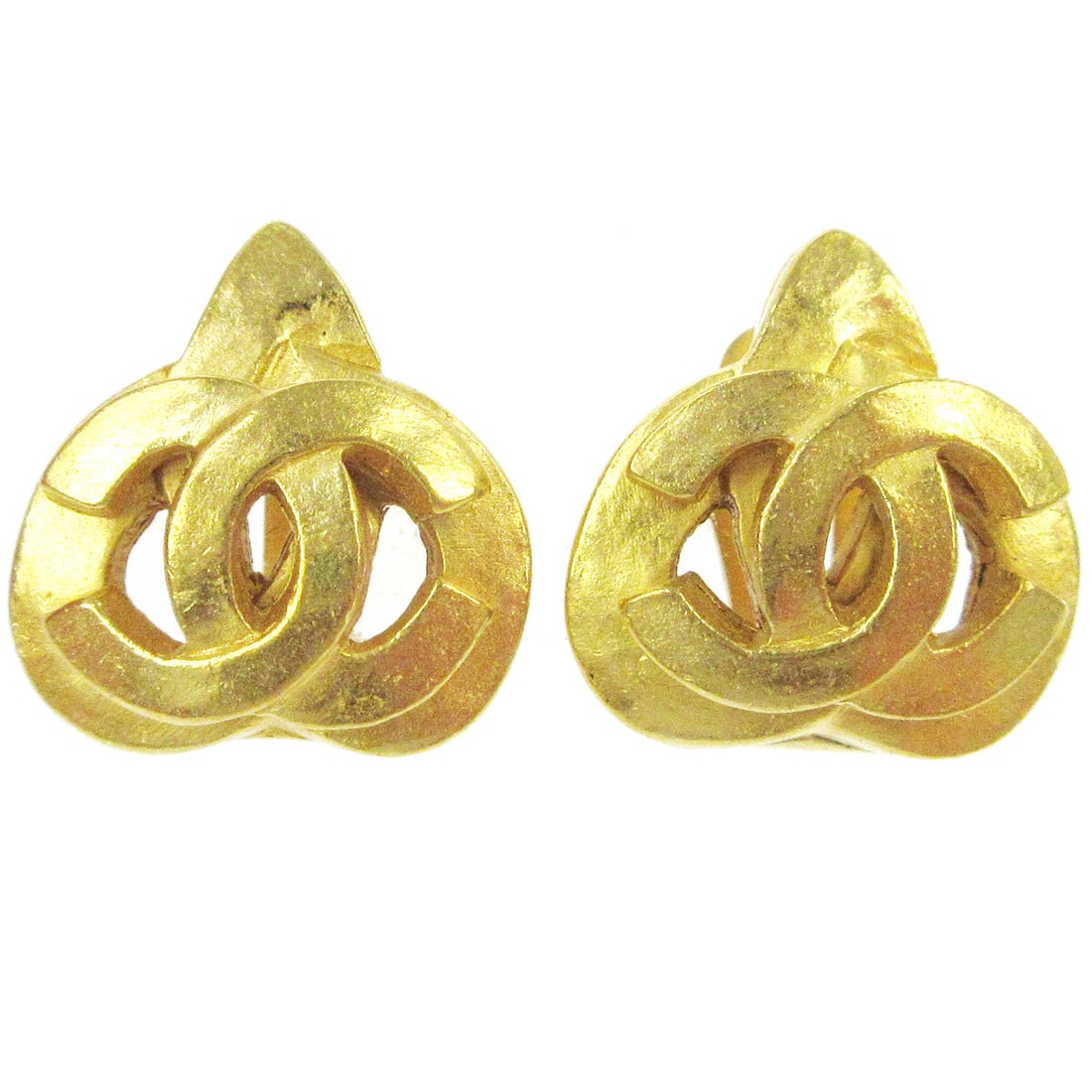 Chanel 97P Heart Clip On Earrings Gold Tone CC Logo: Chanel 97P Heart Clip On Earrings Gold Tone CC Logo Clip-on Chanel earrings with a heart motif and CC logo design in gold-tone metal. Made in France, this pair comes with a box and is noted in excelle