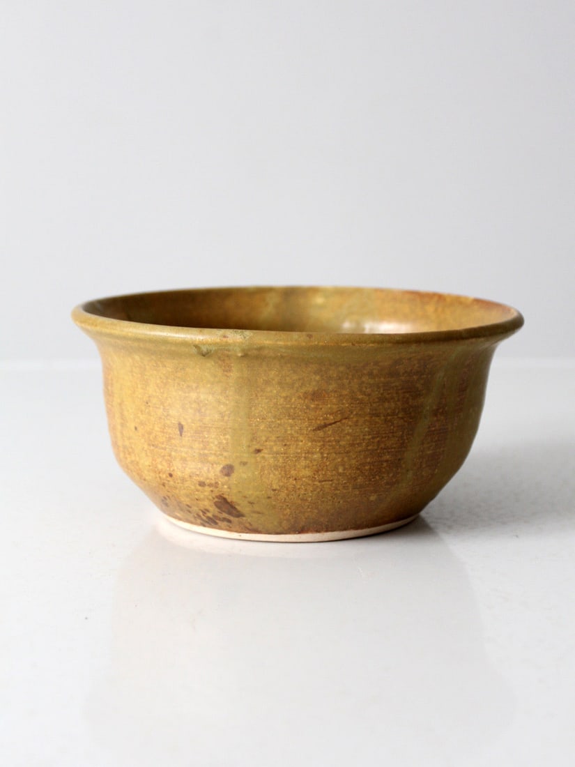 Signed Ochre Glazed Studio Pottery Bowl Handmade 1970s: Signed Ochre Glazed Studio Pottery Bowl Handmade 1970s This exquisite handmade studio pottery bowl from the 1970s features a warm ochre glaze, showcasing soft tonal variations. Its gently flared rim p