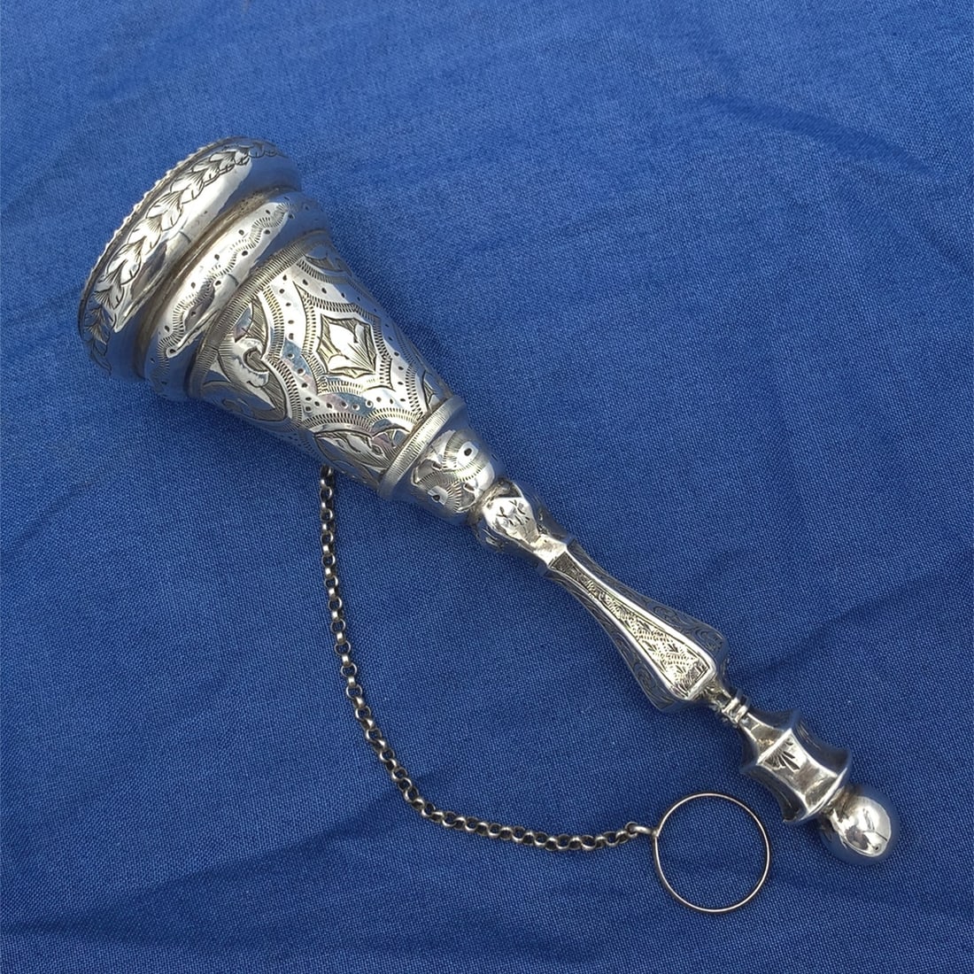 Victorian Sterling Silver Tussie Mussie Hand Engraved Floral Holder: Victorian Sterling Silver Tussie Mussie Hand Engraved Floral Holder This exquisite Sterling Tussie Mussie features hand-engraved leaves and delicate scrollwork, showcasing a beautiful design that date