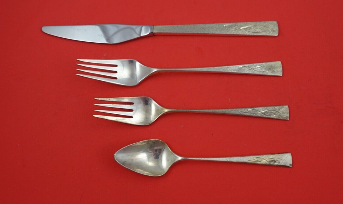 Reed and Barton Da Vinci Sterling Silver 4-Piece Flatware Set: Reed and Barton Da Vinci Sterling Silver 4-Piece Flatware Set Introducing the exquisite Da Vinci 4-piece regular setting by Reed and Barton, crafted from high-quality sterling silver (.925). This eleg