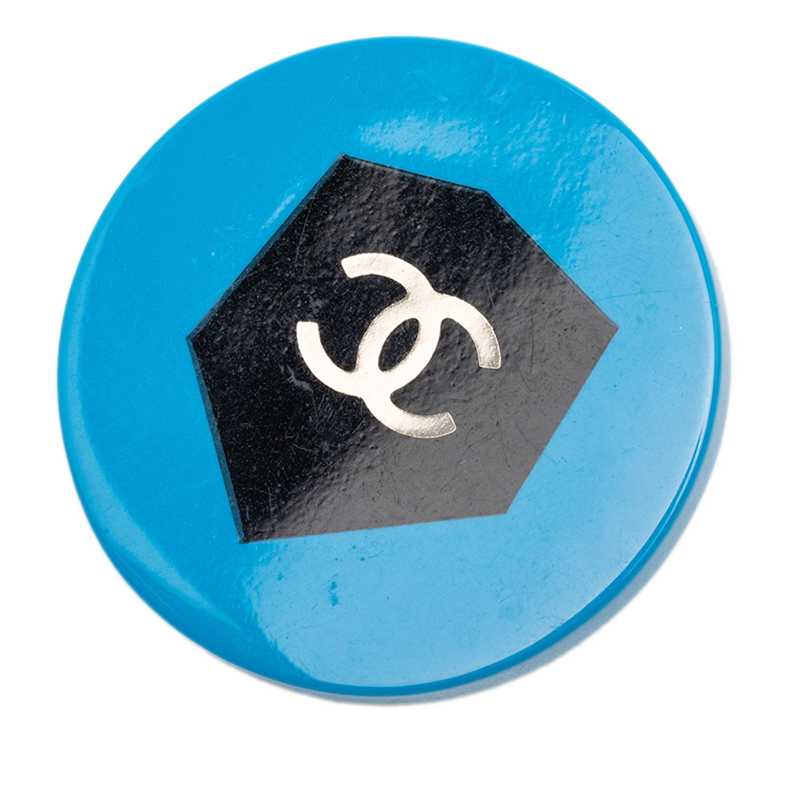 Chanel CC round shield brooch in bicolor blue resin (1 of 3)