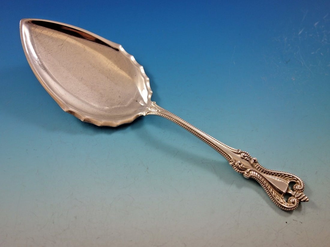 Towle Old Colonial Sterling Silver Pie Server 8 5/8 inches: Towle Old Colonial Sterling Silver Pie Server 8 5/8 inches This exquisite pie server features the classic Old Colonial pattern by Towle, crafted entirely from sterling silver. Measuring 8 5/8 inches, 