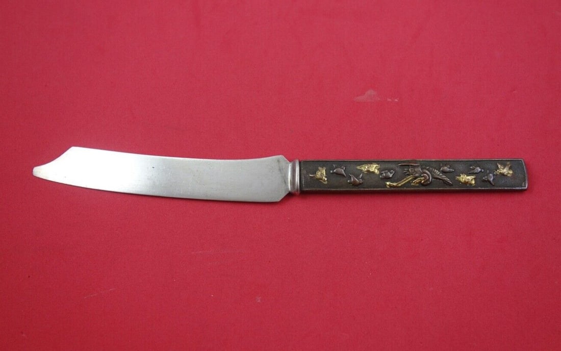 Japanese Kozuka Fish Knife Mixed Metals Gilt Stork and Ten Birds: Japanese Kozuka Fish Knife Mixed Metals Gilt Stork and Ten Birds This Japanese Kozuka fish knife features a striking mixed metals design, showcasing a bronze handle adorned with a gilt stork and ten s