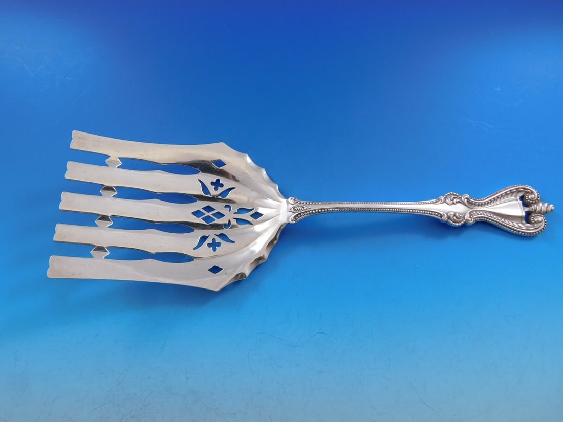 Towle Old Colonial Sterling Silver Asparagus Fork 9 5/8": Towle Old Colonial Sterling Silver Asparagus Fork 9 5/8" Discover a stunning Old Colonial serving fork by Towle, crafted from sterling silver. This exquisite asparagus fork, measuring 9 5/8 inches, fe
