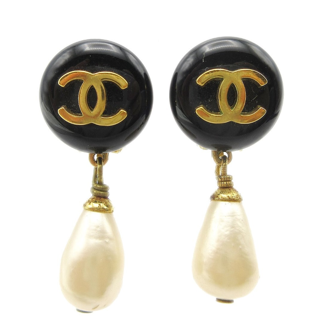CHANEL 95P Clip On Dangle Earrings Black Artificial Pearl: CHANEL 95P Clip On Dangle Earrings Black Artificial Pearl Clip-on Chanel dangle earrings featuring black and white artificial pearl accents with CC logo detailing. The earrings are made in France and 