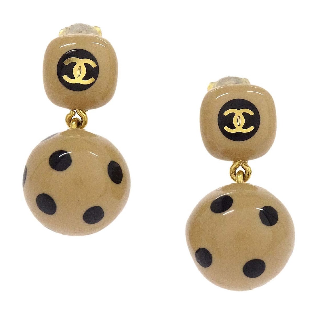 CHANEL 00A Clip-On Dangle Earrings Gold Plated Acrylic Beige Black: CHANEL 00A Clip-On Dangle Earrings Gold Plated Acrylic Beige Black Chanel dangle clip-on earrings in beige, gold, and black. Made in France, this pair features an acrylic and gold-plated construction 