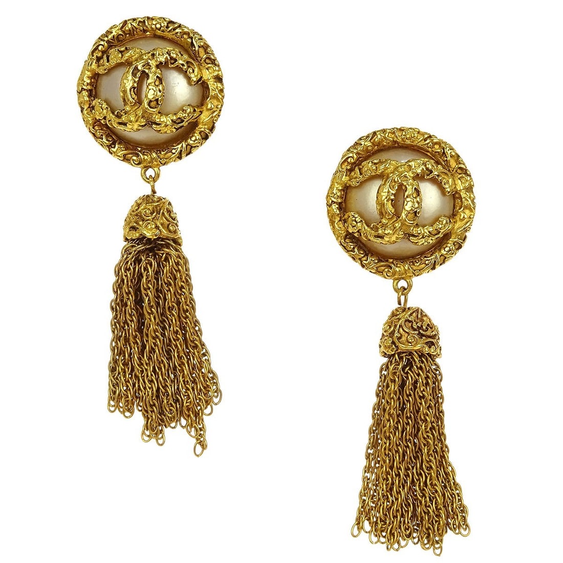 Chanel 93A Clip-On Fringe Earrings with Artificial Pearls Gold Tone: Chanel 93A Clip-On Fringe Earrings with Artificial Pearls Gold Tone Clip-on Chanel dangle earrings featuring a fringe design with artificial pearls and logo-themed styling. Finished in gold tone, this