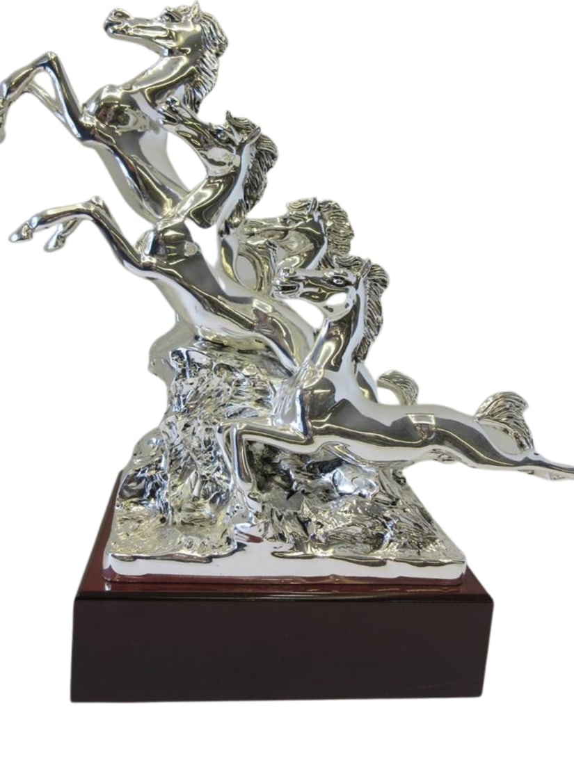 Italian Silver Plated Handmade Race Horse Figurine on Stand: Italian Silver Plated Handmade Race Horse Figurine on Stand This exquisite handmade figurine captures the fierce spirit of a race horse, meticulously crafted from fine Italian silver plating. The hors