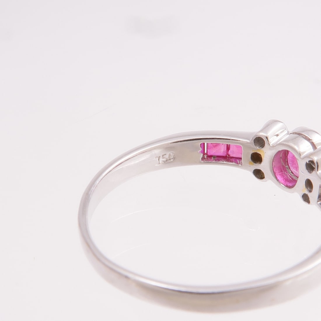 K18 White Gold Ruby Ring Size 6.5 - 5