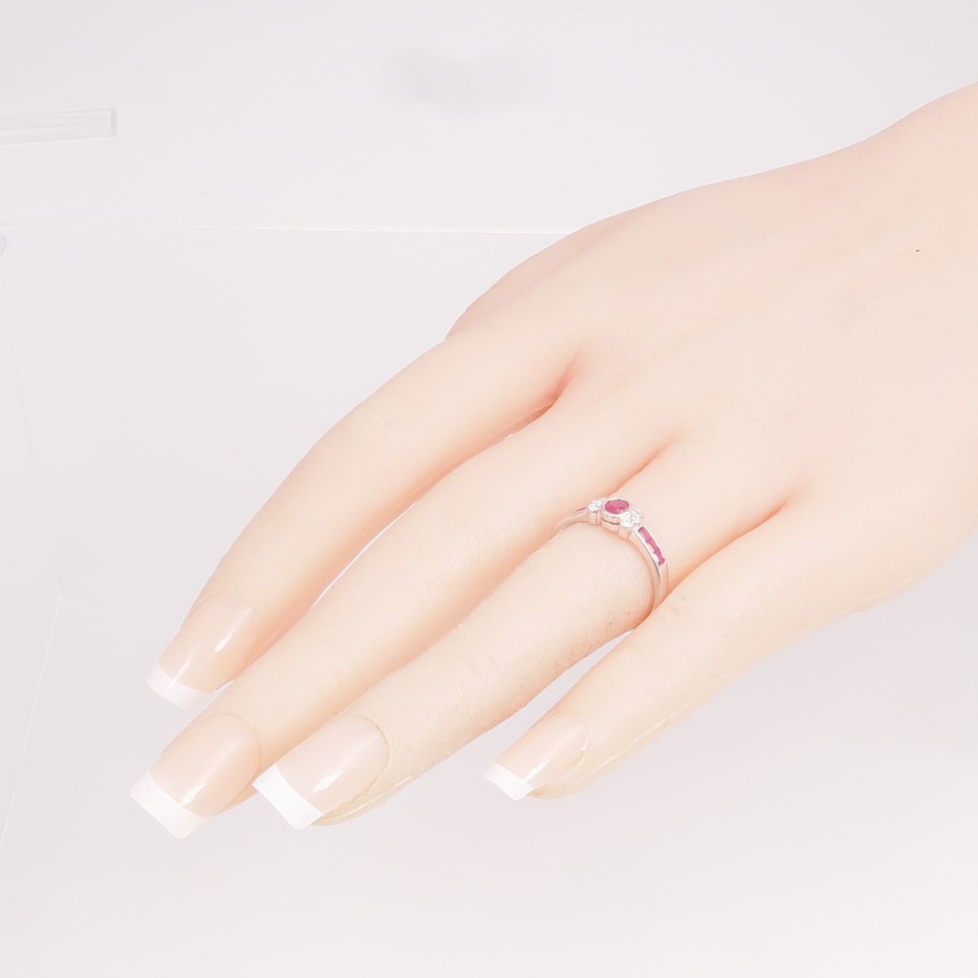 K18 White Gold Ruby Ring Size 6.5 - 8