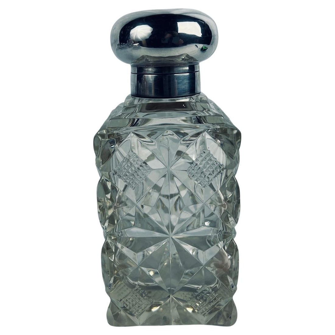 Edwardian Sterling Silver Cut Glass Vanity Jar 6.25in UK: Edwardian Sterling Silver Cut Glass Vanity Jar 6.25in UK This exquisite English sterling silver and cut glass vanity jar, dating from the early 20th century, showcases the elegance of Edwardian design