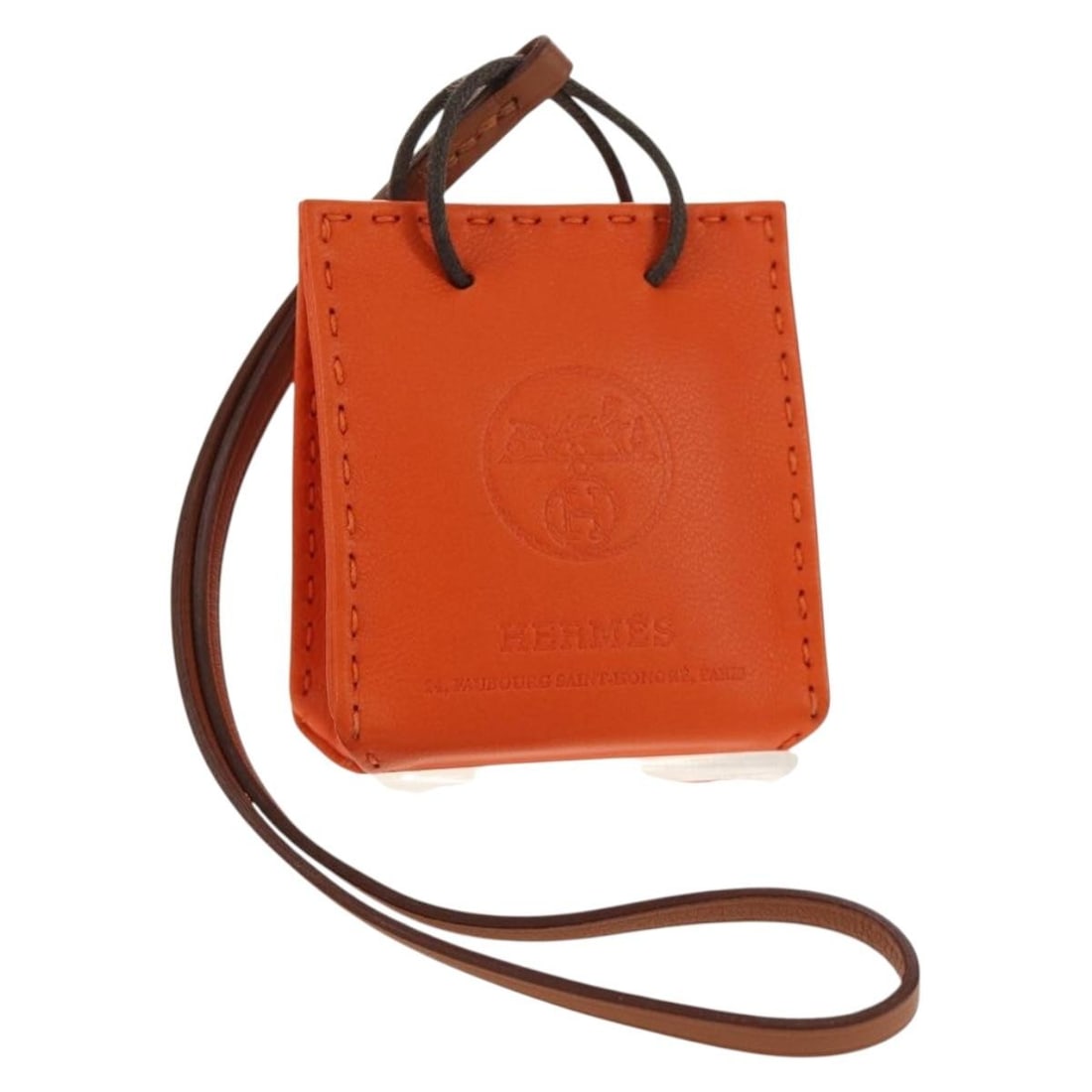 Hermes leather bag charm in orange with box: Hermes leather bag charm in orange with box Hermes orange leather bag charm made in France. This women's accessory includes the item box and is presented in excellent condition, with no remarkable scr