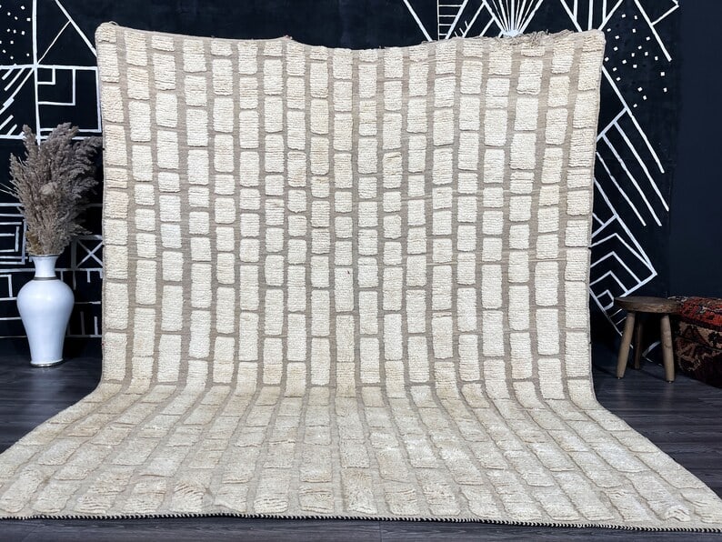 Luxury Handwoven Engraved White Rug 100% Local Sheep Wool Morocco: Luxury Handwoven Engraved White Rug 100% Local Sheep Wool Morocco Experience the elegance of this Luxury Engraved White Rug, meticulously handwoven in the Atlas Mountains by skilled local Berber women