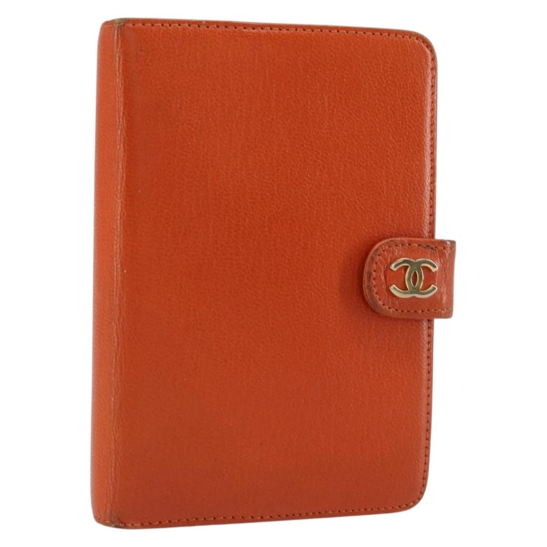 CHANEL Orange Gold Leather Day Planner Cover Authenticated: CHANEL Orange Gold Leather Day Planner Cover Authenticated This CHANEL Day Planner Cover is crafted from high-quality leather in a striking orange and gold color combination. Designed for stylish orga