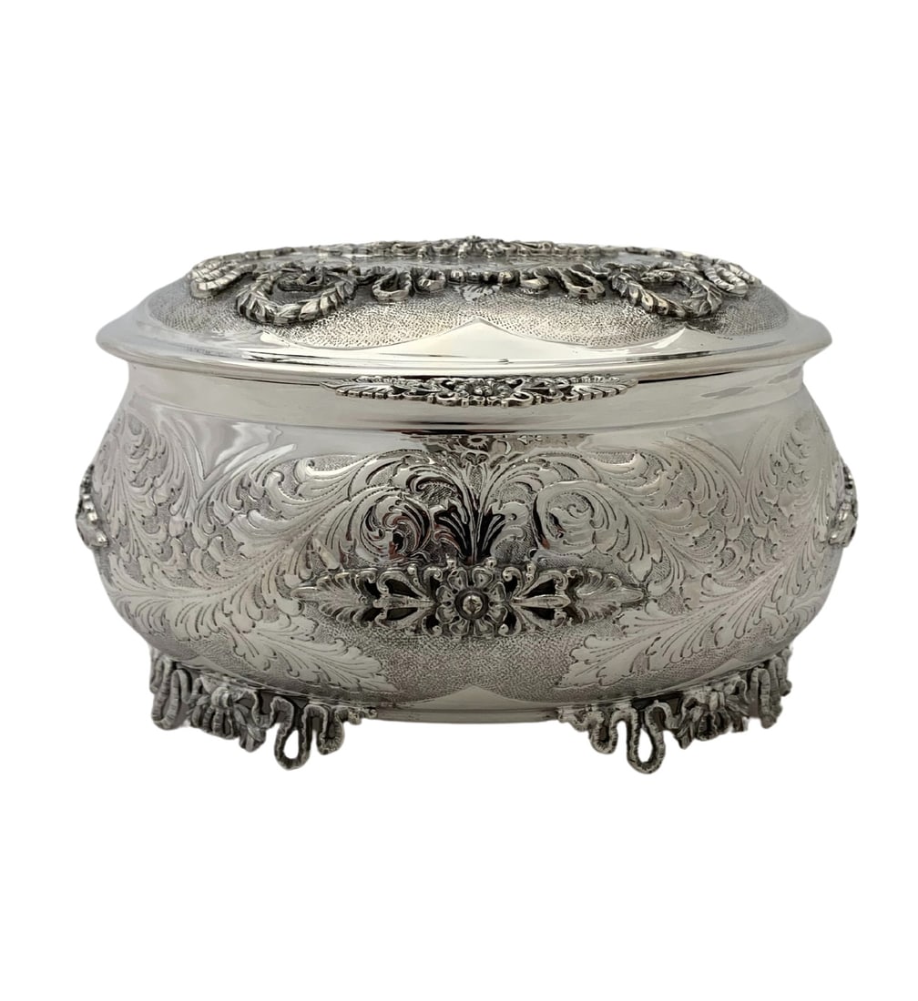 Italian 925 Sterling Silver Chased Floral Esrog Box 4x6 Inches: Italian 925 Sterling Silver Chased Floral Esrog Box 4x6 Inches This exquisite Esrog box is crafted from fine Italian 925 sterling silver, showcasing a stunning combination of matte and shiny finishes.