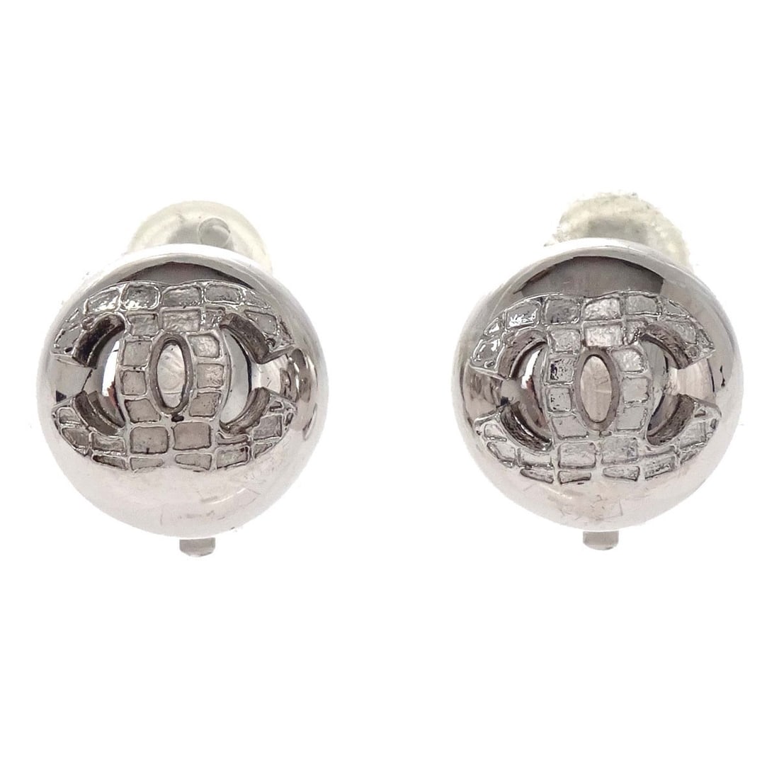 CHANEL 00A Silver Plated Button Clip On Earrings: CHANEL 00A Silver Plated Button Clip On Earrings Chanel button clip-on earrings in silver plated metal with a round silhouette and 00A detail. Made in France, this pair comes with its box. Condition i